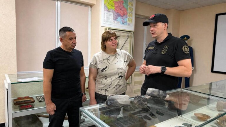 Київські митники врятували від вивезення за кордон і передали житомирському музею артефакти, яким понад 8 тисяч років