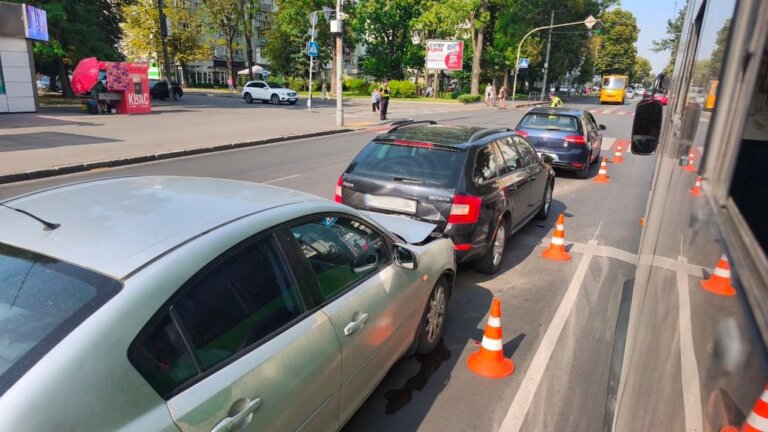 У Житомирі на Київській в ДТП потрапили 3 легковики — аварія ускладнила рух на перехресті