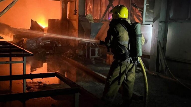В Житомирі на одному з підприємств вночі виникла пожежа на площі 1500 квадратних метрів: що відомо