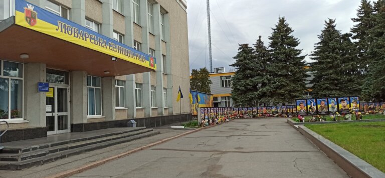 Портрет Героя через рік: що історія матері ветерана говорить про ставлення Любарської громади