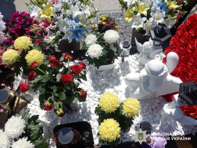 У Звягелі чоловік викрав іменну лампадку з могили полеглого захисника, щоб користуватися у побуті: поліція встановила його особу