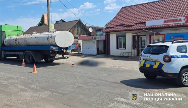 У Житомирському районі під колесами вантажівки загинула жінка: поліція встановлює обставини ДТП