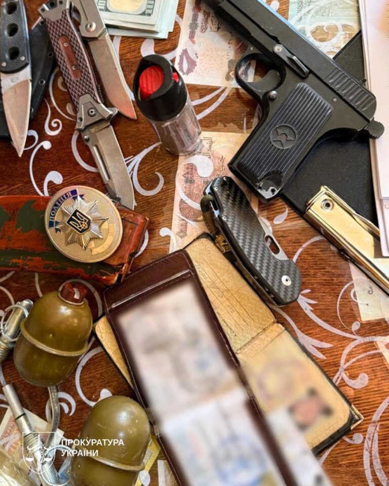 Душили, били, надягали кайданки:10 військових РТЦК Одеси затримані за підозрою у незаконному утриманні та катуванні чоловіків