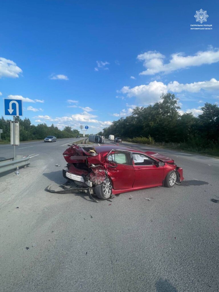 На 214 км автодороги М-06 Київ — Чоп, поблизу Нова Романівка, відбулася дорожньо-транспортна пригода.