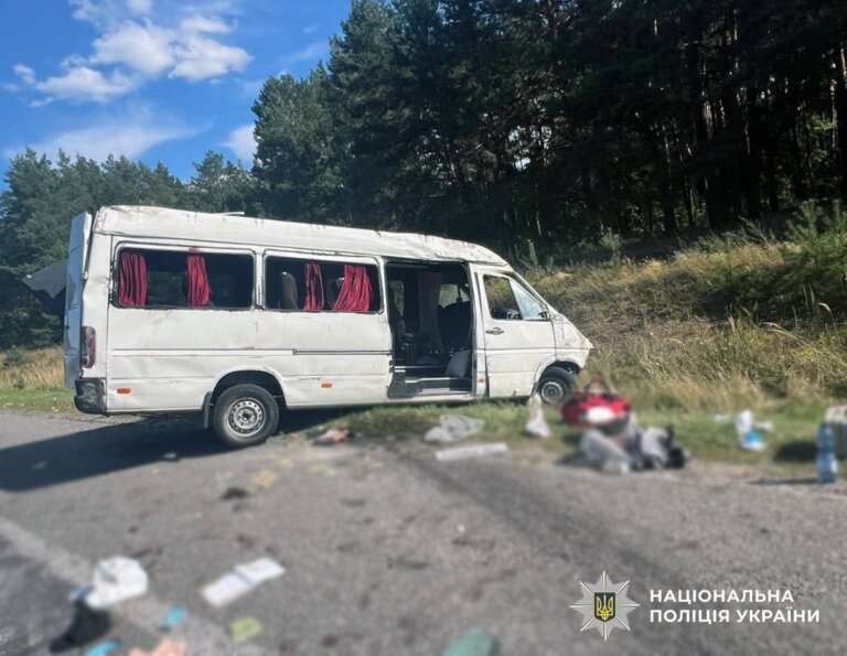 На Житомирщині поліція працює на місці зіткнення маршрутного автобуса та легковика