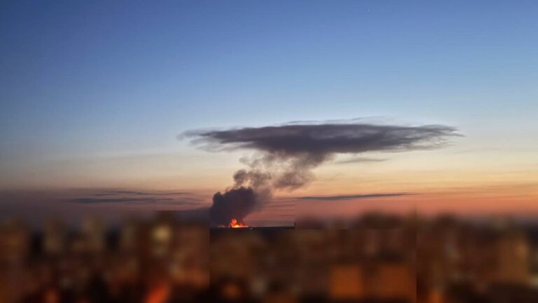 Сильна пожежа спалахнула біля Житомирської траси під Києвом. Пожежа супроводжується вибухами, — ОВА