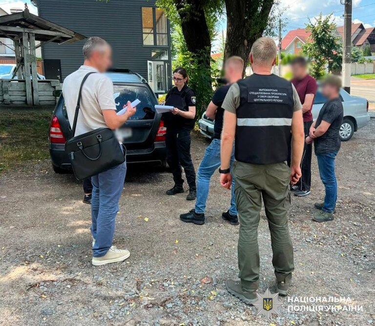 15 тисяч доларів за «квиток за кордон»: слідчі поліції Житомирщини перекрили канал нелегальної міграції