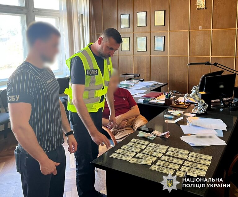 Корупційний злочин керівника лікарні: поліцейські Житомирщини завершили досудове розслідування