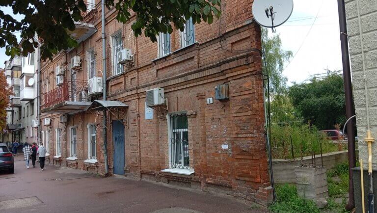 За позовом прокуратури суд припинив право товариства на виконання будівельних робіт поблизу «будинку-серця» у Житомирі
