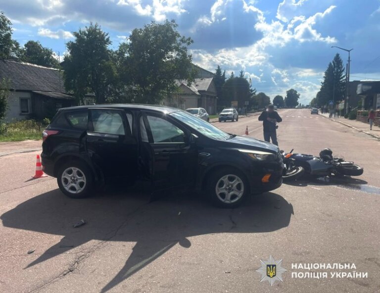 У Хорошеві внаслідок ДТП загинув 30-річний водій мотоцикла: поліцейські встановлюють обставини події