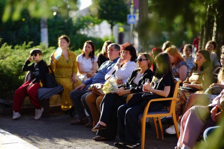 Житомир на скейтах і у спічбаблах: у муніципальному просторі «ВЕЖА» презентували мальопис-путівник «ZH-DRIVE»