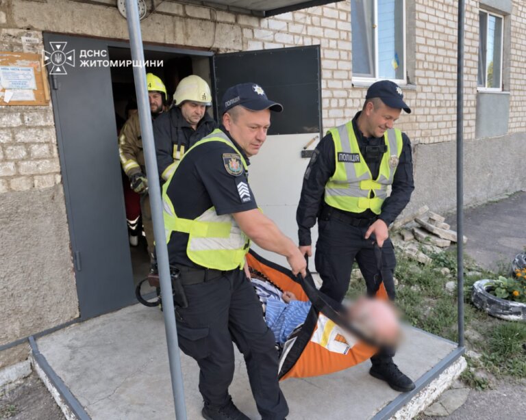 Рятувальники допомогли відкрити двері та передали хворого медичним працівникам