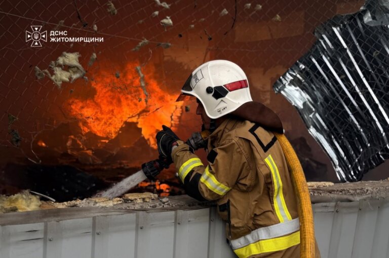 На Житомирщині рятувальники ліквідували пожежу, що виникла внаслідок російського обстрілу на території одного з підприємств
