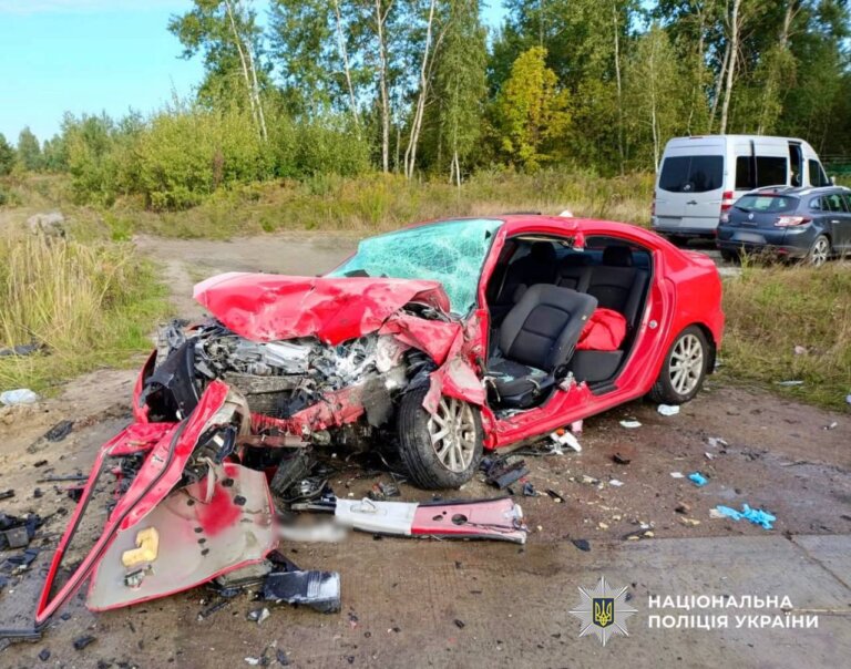 На Житомирщині внаслідок ДТП травми отримали шестеро людей, серед них – троє дітей: поліцейські розпочали розслідування