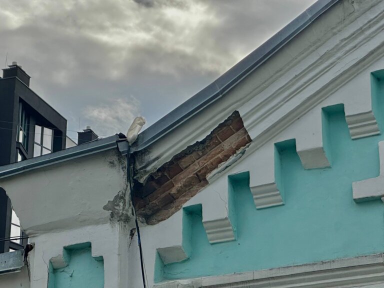 Почало руйнуватися облицювання головного фасаду ЛГЗ