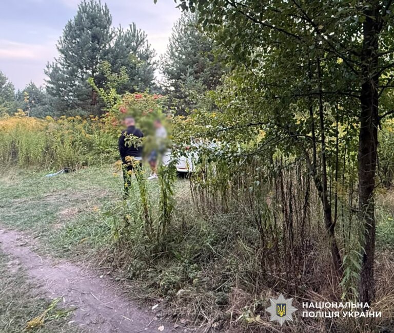 Поліцейські запобігли розповсюдженню заборонених речовин у Житомирському районі: викрили «кур’єра-закладника» з Вінниччини