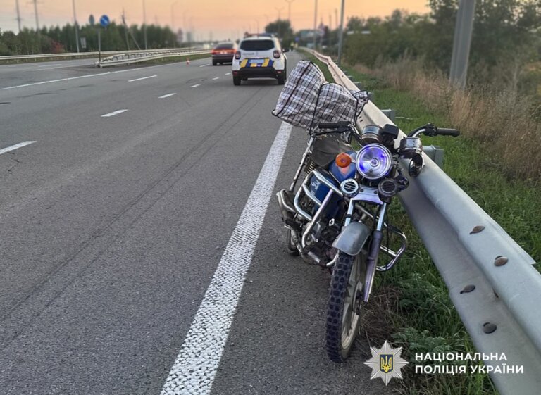 На Звягельщині поліцейські розслідують ДТП за участю автомобіля та мотоцикла