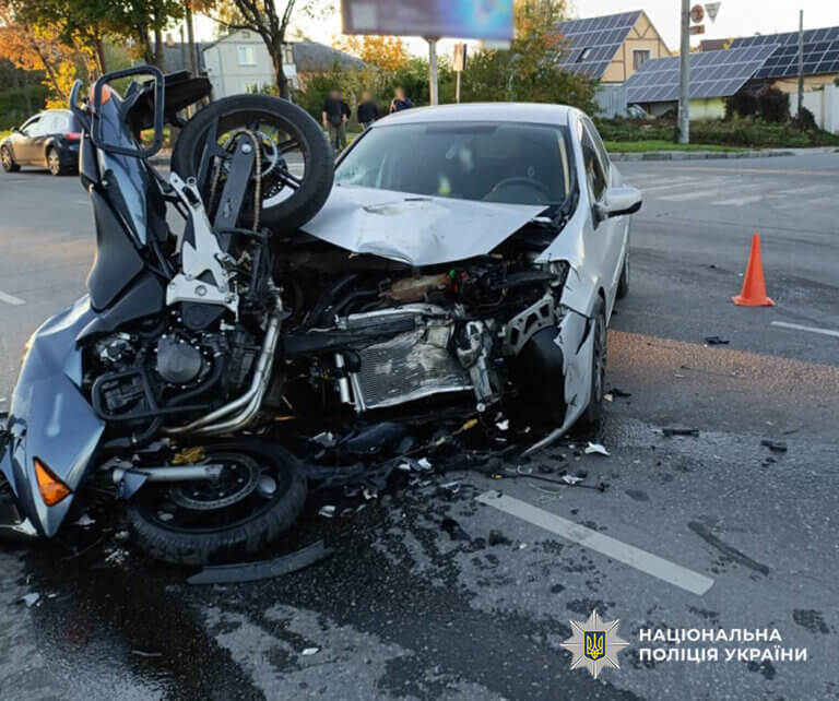 У Житомирі в ДТП травмовано водія та пасажирку мотоцикла: поліція розпочала розслідування