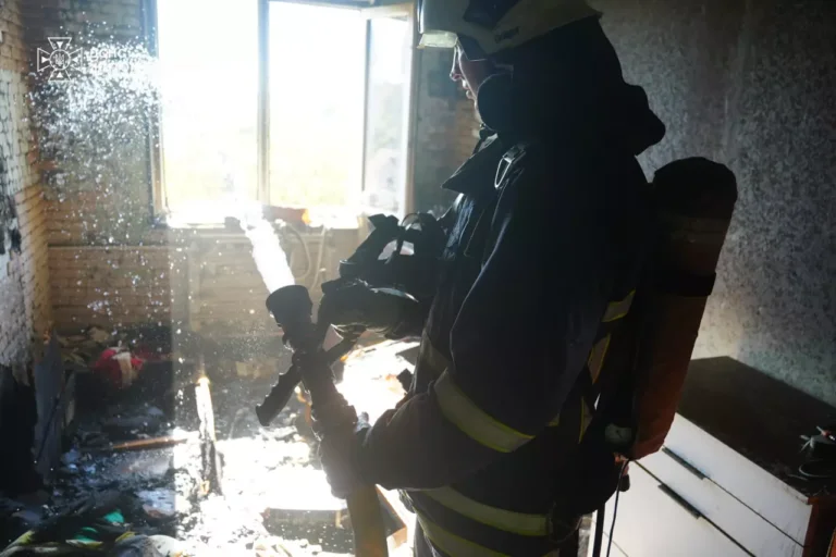 Рятувальники ліквідували пожежу в квартирі на п’ятому поверсі житлового будинку в Житомирі. Фоторепортаж